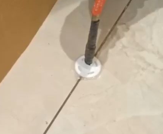 普洱瓷砖空鼓维修公司专业解答瓷砖在铺贴过程中，如果没有涂抹均匀到位的粘结材料（如水泥砂浆或瓷砖胶），可能会导致以下问题