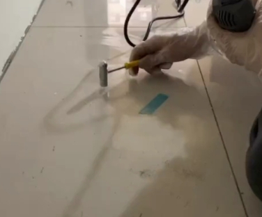 普洱瓷砖开裂维修公司专业分享瓷砖在铺贴前如果没有沥干水分，将会导致以下问题